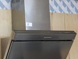 une hotte en acier inoxydable fixée au mur de la cuisine