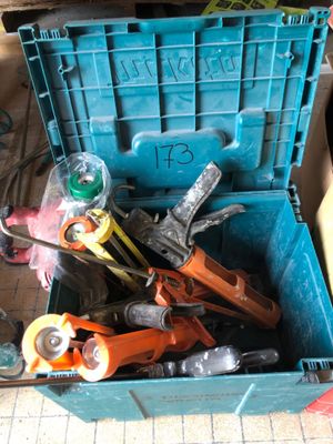 une boîte bleue contenant des outils, posée sur le sol