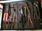 de nombreux types de pinces dans une boîte à outils
