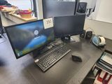 deux écrans d'ordinateur et un clavier sur un bureau