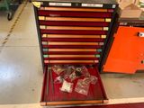 un tiroir rouge contenant de nombreux objets