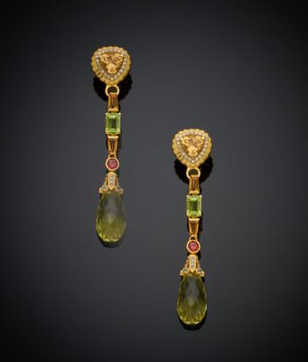 une paire de boucles d'oreilles en or et péridot