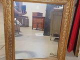 un miroir posé sur le sol d'une pièce
