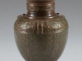 un vase marron posé sur une table