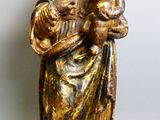 l'image d'une statue représentant une femme tenant un enfant dans ses bras