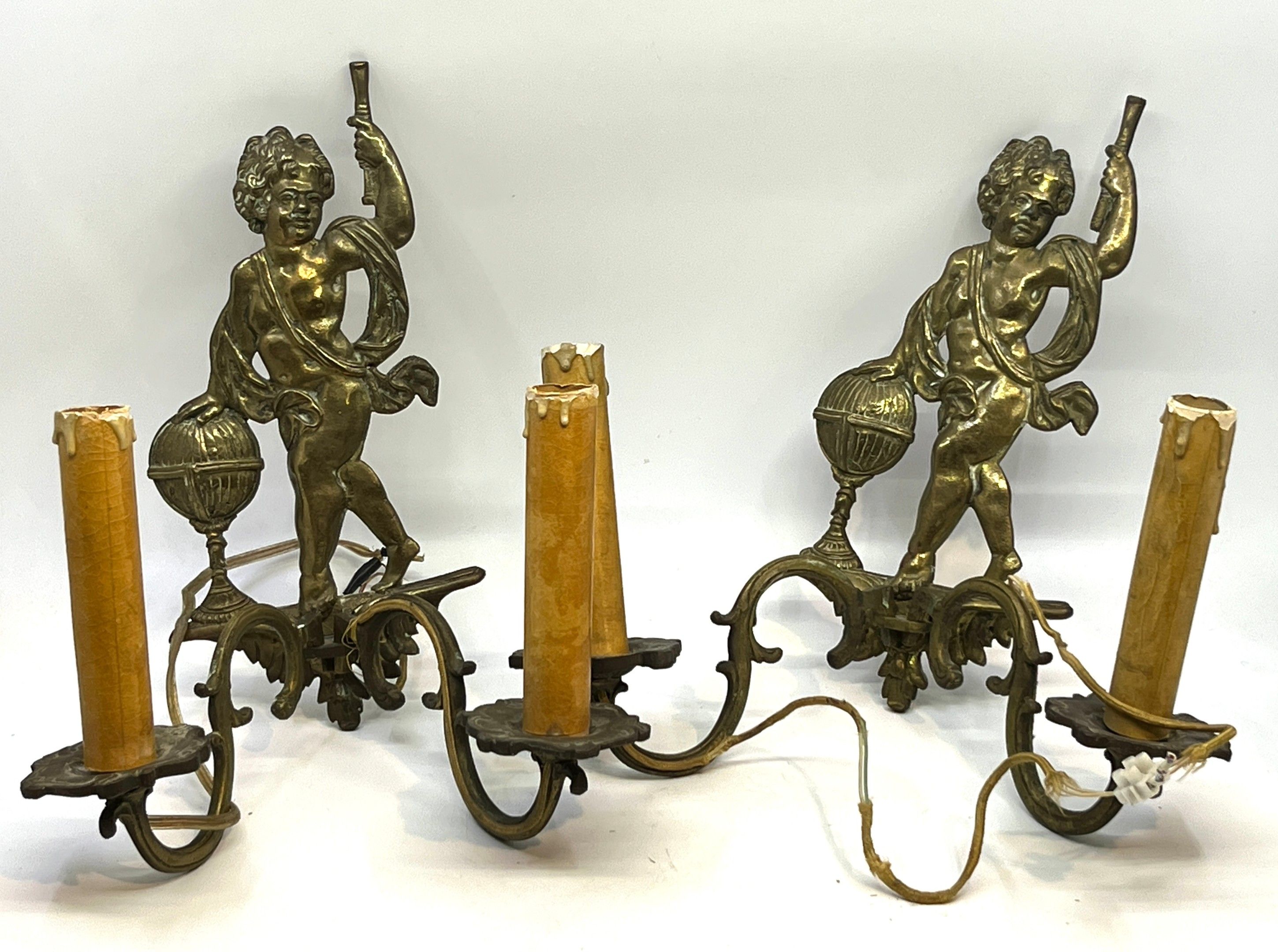 Paire d'appliques à deux bras de lumière en bronze dans le g…