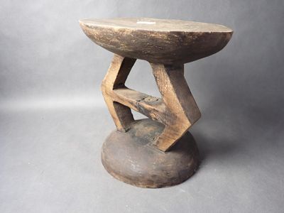 AFRIQUE Tabouret en bois sculpté, H.