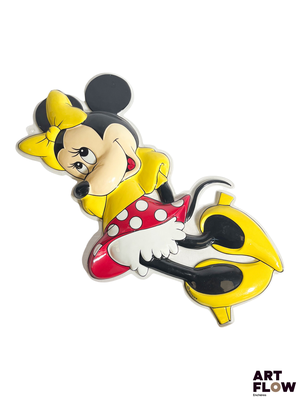 Mickey Mouse sur un pin's jaune et noir à l'effigie de Minnie Mouse