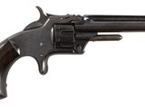 gros plan d'un revolver sur fond blanc
