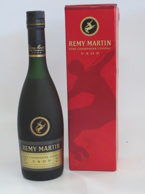 une bouteille de vin à côté d'une boîte