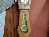 une horloge de parquet qui se trouve dans un coin de la pièce