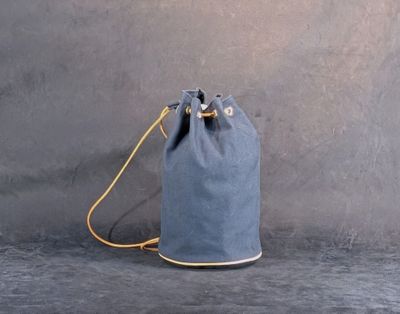sac fourre-tout en toile grise avec un cordon jaune