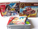 deux jouets en boîte posés sur une table