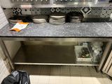 de nombreuses assiettes sur le plan de travail de la cuisine