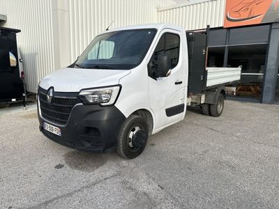 la camionnette blanche est garée devant un bâtiment