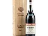 une bouteille de vin rouge posée à côté d'une caisse en bois