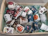 une boîte remplie de tasses à café ornées de coccinelles