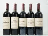 six bouteilles de vin rouge alignées sur une surface blanche