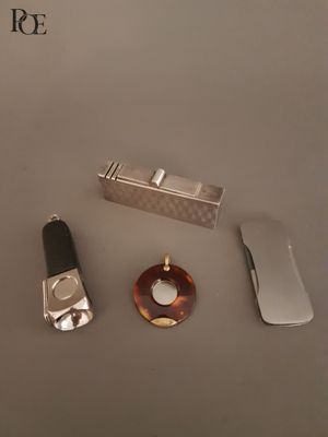 un briquet, un téléphone portable et un briquet posé sur une table