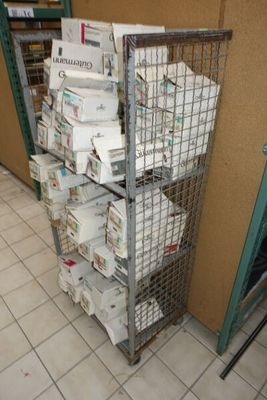 de nombreux courriers empilés sur un chariot métallique dans un magasin