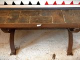 une table recouverte d'un plateau en carrelage