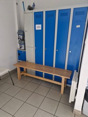 deux casiers et un banc dans une pièce