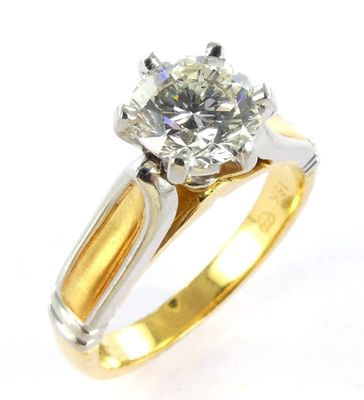 gros plan d'une bague en diamant sur fond blanc