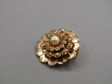 an image of a gold flower brooch with pearls on it