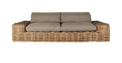 un gros plan d'un canapé en osier orné de coussins