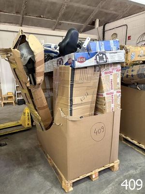 une grande pile de cartons et d'autres objets dans un entrepôt