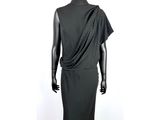 un mannequin portant une robe noire sur un mannequin mannequin mannequin mannequin mannequin mannequin mannequin mannequin mann