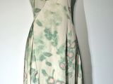 une robe posée sur un présentoir à mannequin sur lequel est posée une robe