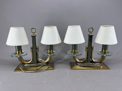 trois lampes de table en laiton et en verre, munies d'abat-jours