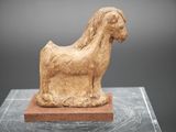 statue d'un cheval sur un socle en marbre, sur fond gris