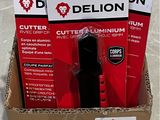 des boîtes de « Dellon » pour ciseaux de découpe et une boîte de ciseaux