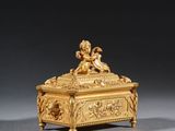 un coffret ancien en or orné de chérubins et d'anges