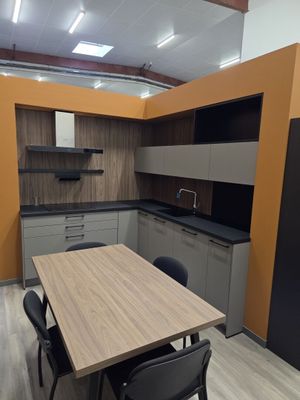 Cuisine aménagée comprenant placard mural 1840x2220 avec combiné réfri