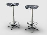 une paire de tabourets noirs avec des pieds en métal et une assise, sur fond blanc