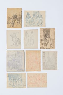 Plusieurs dessins représentant des personnes et des animaux sont exposés sur une surface blanche.