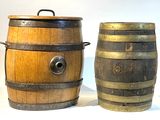 deux tonneaux en bois posés l'un à côté de l'autre sur une table