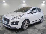 la voiture blanche est garée dans le garage sur un sol en damier