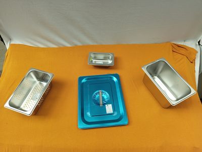 Plusieurs plats sont posés sur une table recouverte d'une nappe jaune.