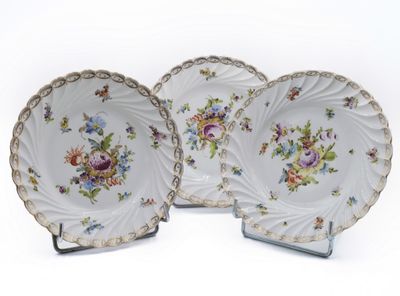 Trois assiettes en porcelaine de Saxe à décor floral et lise…