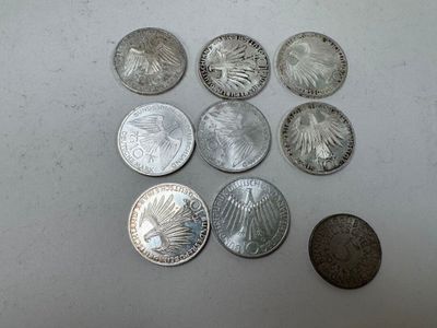 un lot de pièces de monnaie posées sur une table