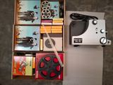 une boîte contenant un projecteur de films et une paire de ciseaux