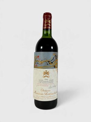 une bouteille de vin posée sur une table