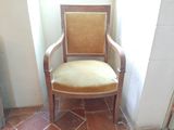 a chair that is sitting in the corner of a room