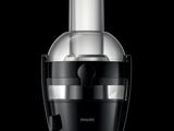 un extracteur de jus noir et argenté sur fond noir