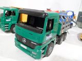 deux camions jouets assis l'un à côté de l'autre