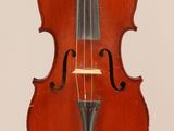 un vieux violon posé sur une table près d'un mur blanc